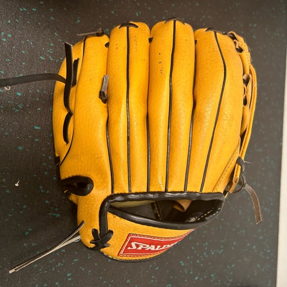 Spalding Youth left hand 9.5” T100 baseball glove - Picture 3 of 7